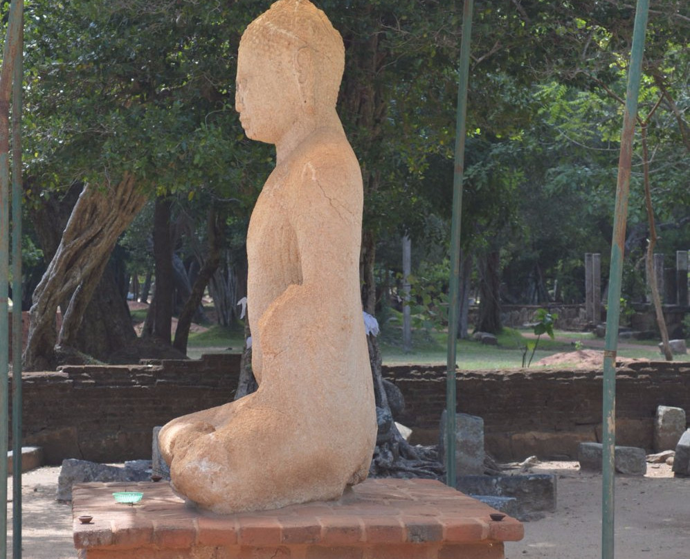 Short Handed Statue景点图片