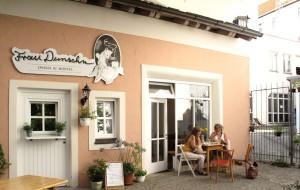 Frau Dunschn – Imbiss und Hostel im Innenhof