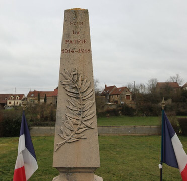 Le Monument Aux Morts De Germagny