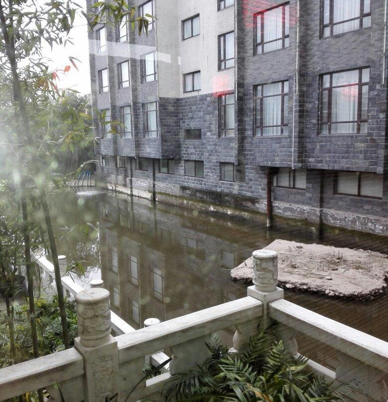 峨眉山月花园饭店主图