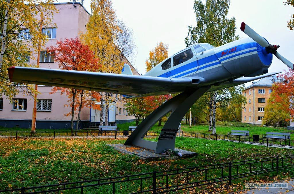 Monument to Plane YAK-18T景点图片