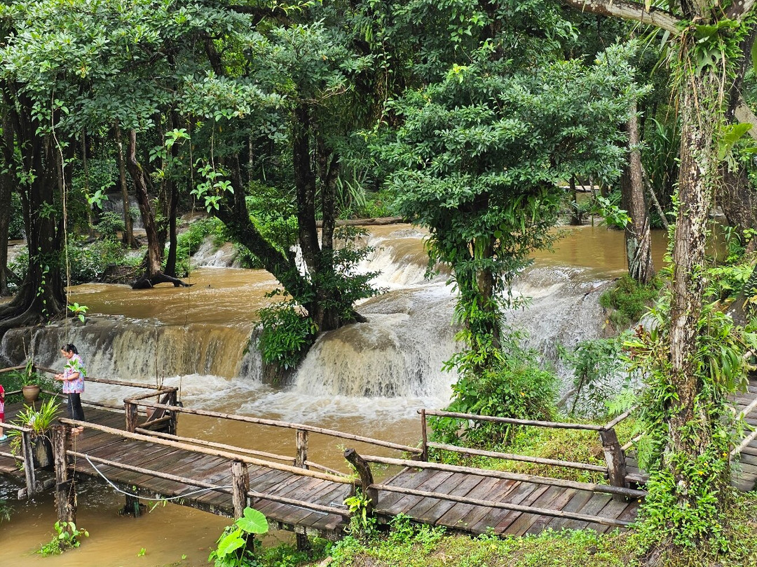 Kroeng Krawia Waterfall景点图片