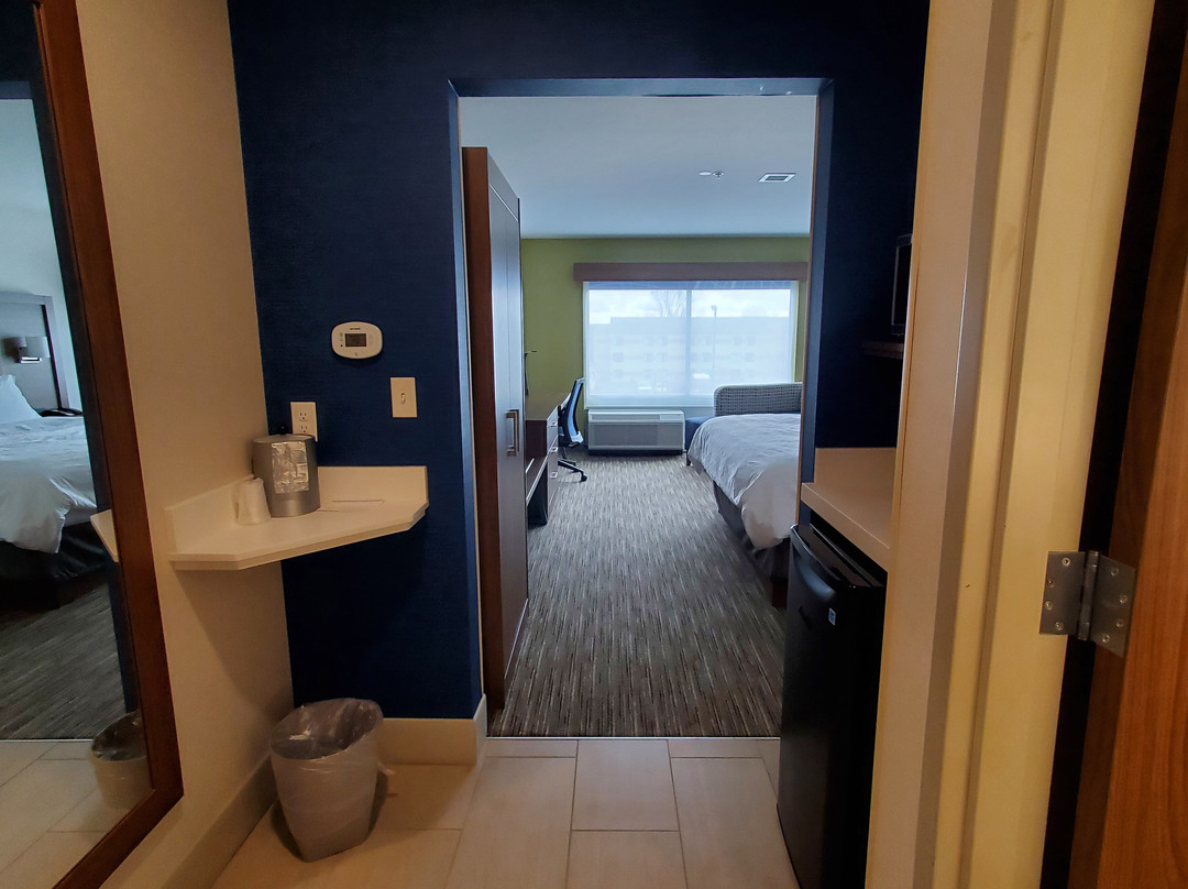 Holiday Inn Express & Suites Grand Rapids Airport - South by IHG