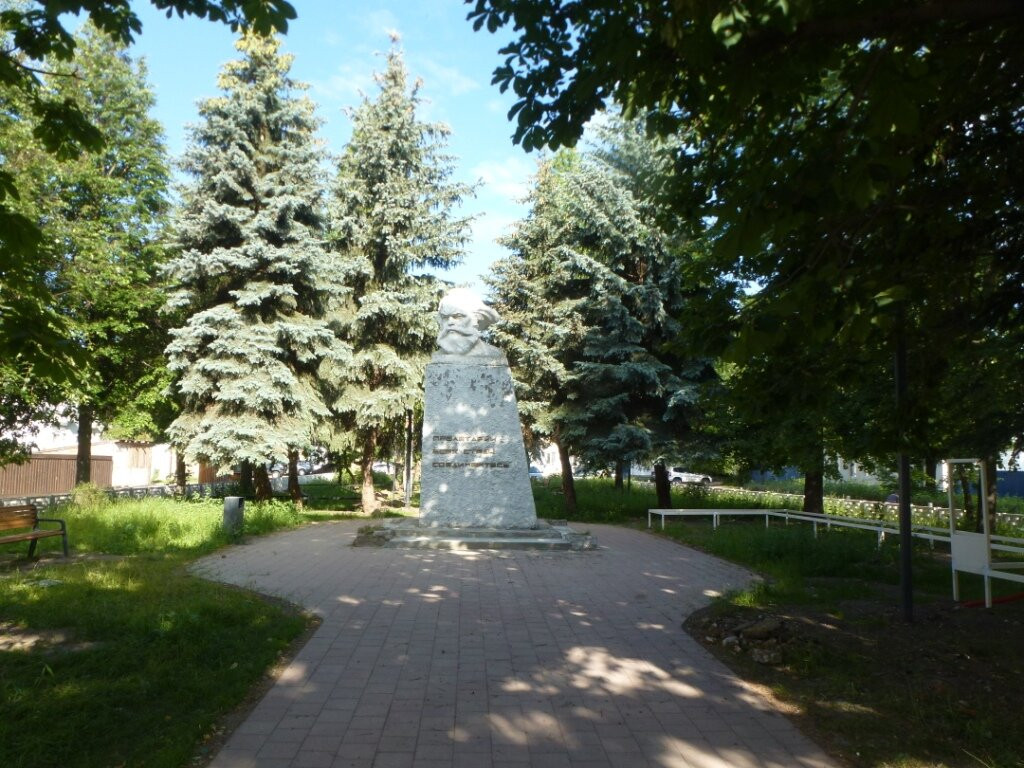 Monument to Karl Marx景点图片