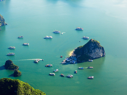 Authentic travel Vietnam- in Halong