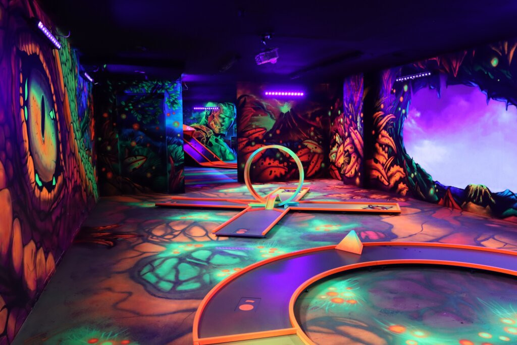Glowzone 3D Schwarzlicht Minigolf Bielefeld-比勒费尔德必去景点