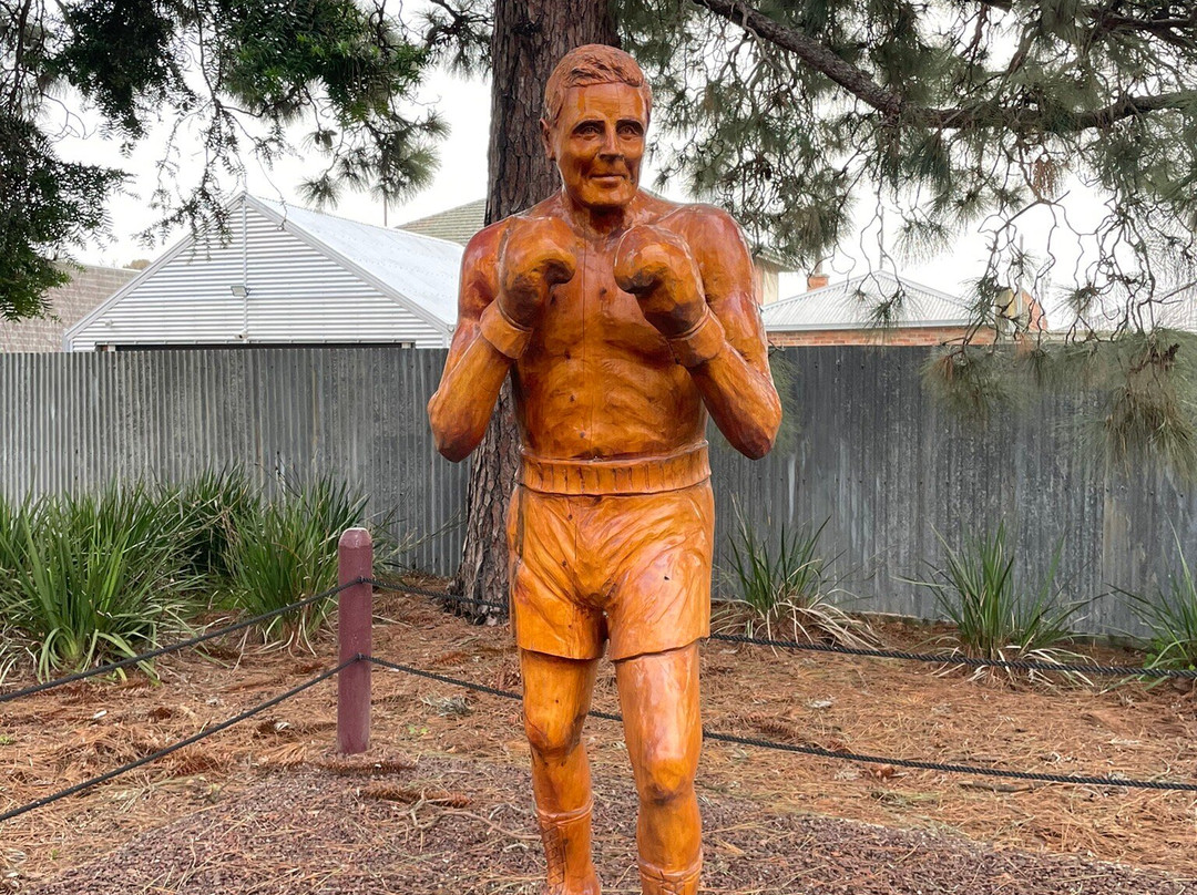 Denis Booth Statue-Stratford必去景点