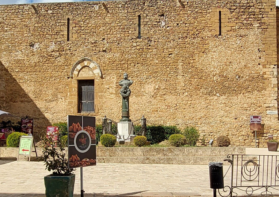 Monumento a Umberto I-皮亚扎－阿尔梅里纳必去景点