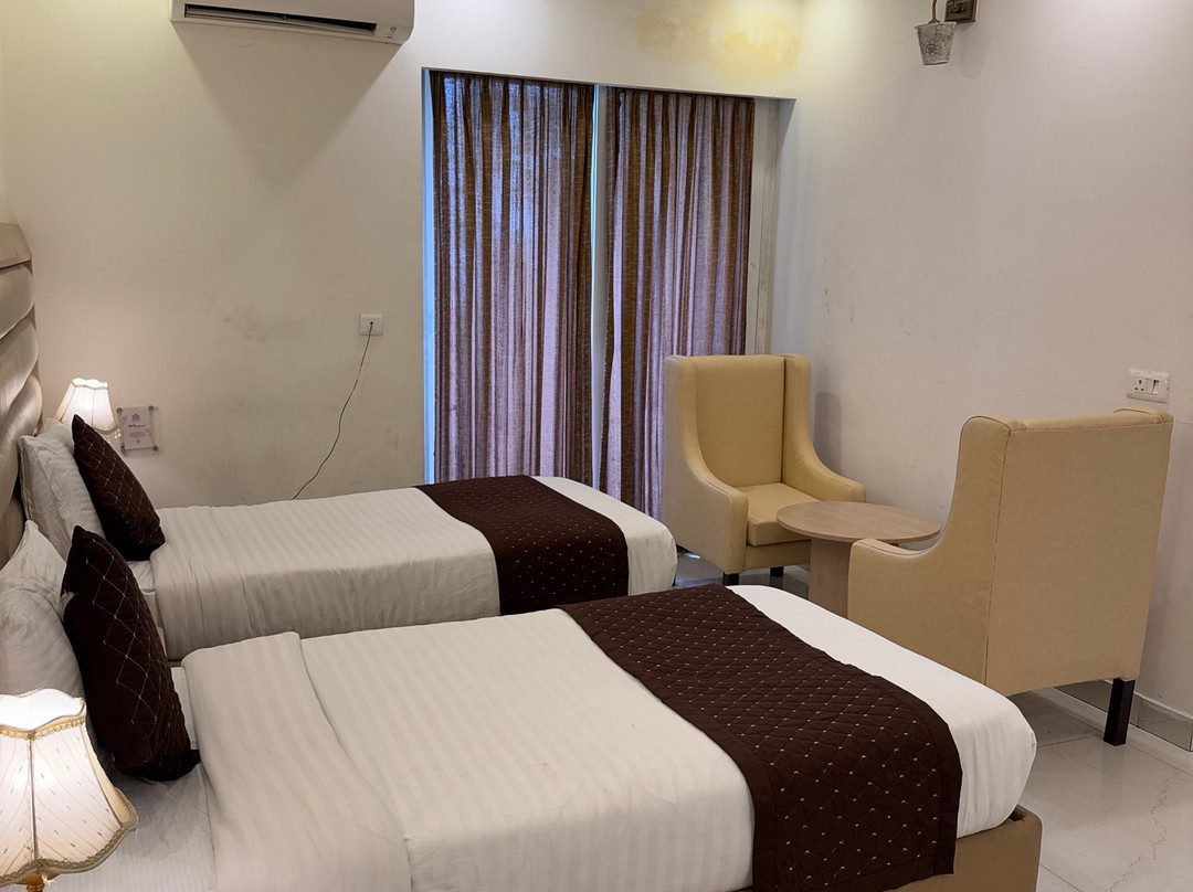 Hotel White Rock By The Solitaire Hospitality主图