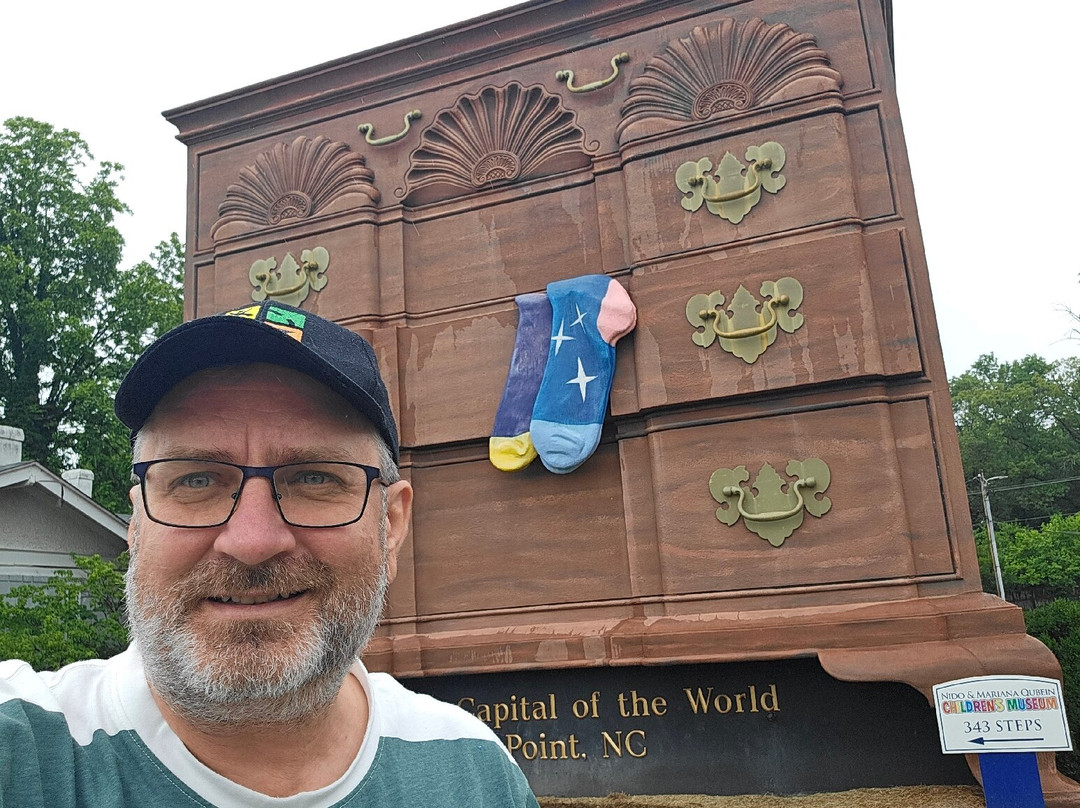 World's Largest Chest of Drawers景点图片