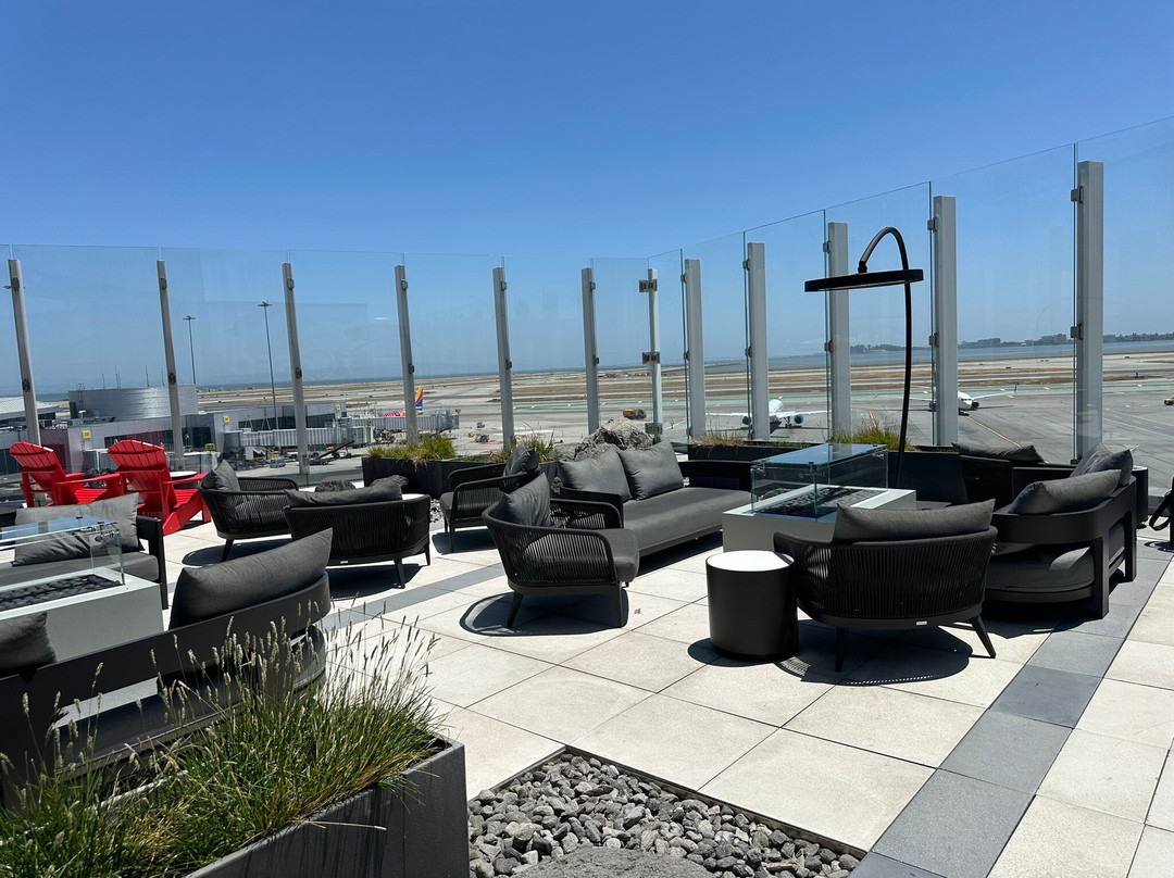 Maple Leaf Lounge-密尔布瑞必去景点