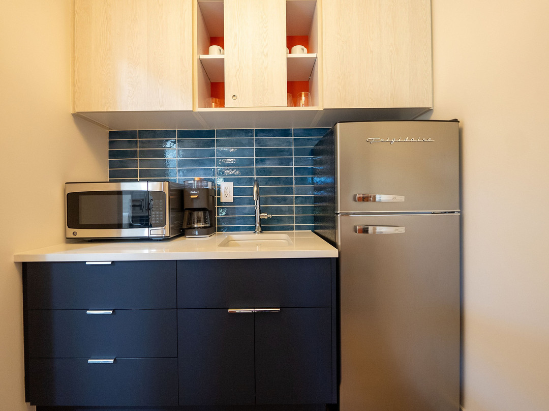 The Sunshine Hotel and Suites主图