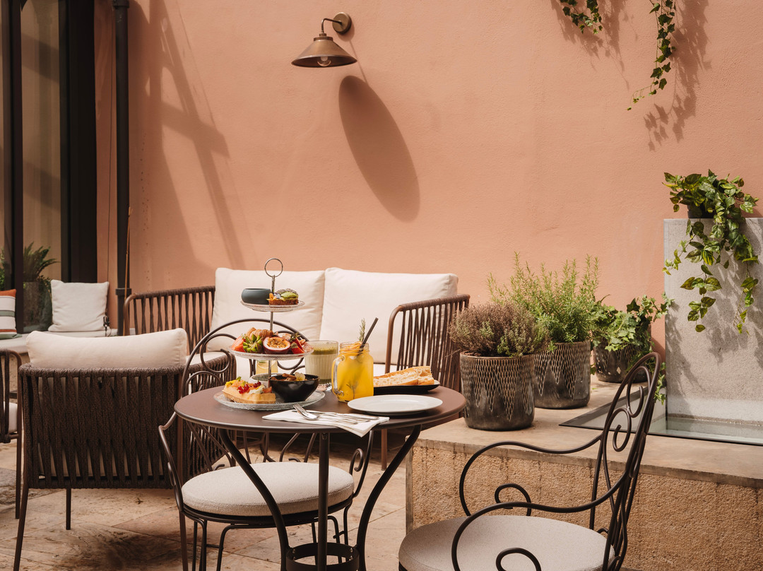 Lounge-bar M. CHARLES