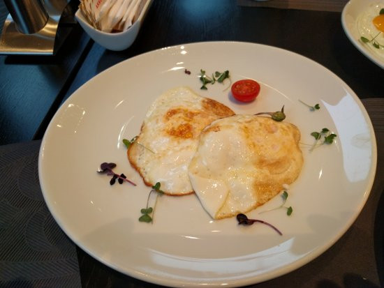 苏黎世大厦万丽酒店主图