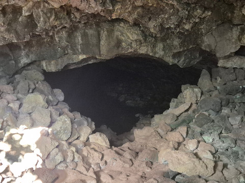 Ana Te Pahu-复活节岛必去景点