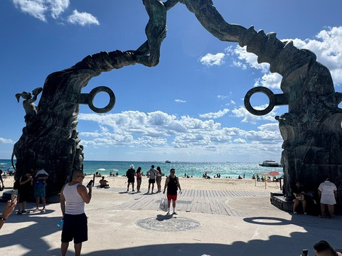 Parque Los Fundadores-普拉亚德尔卡曼必去景点