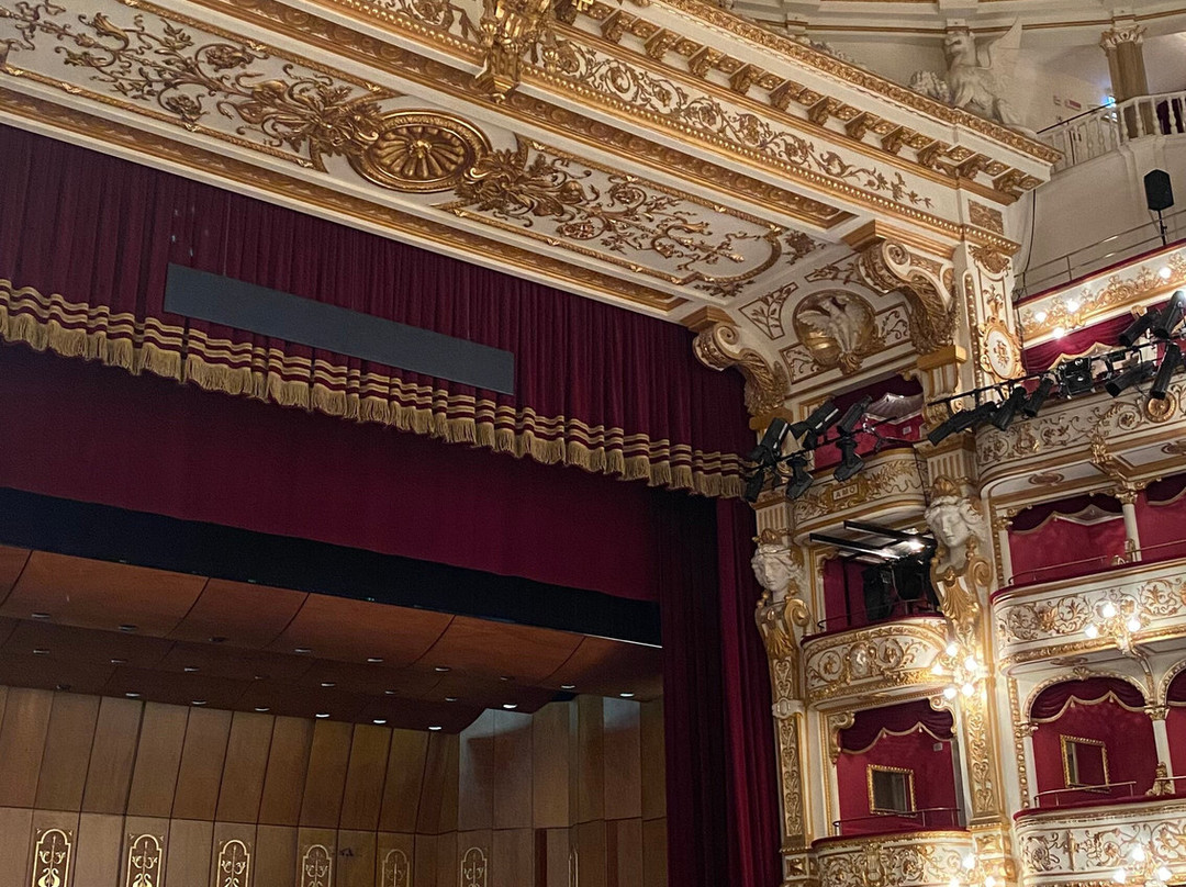Teatro Petruzzelli-巴里必去景点