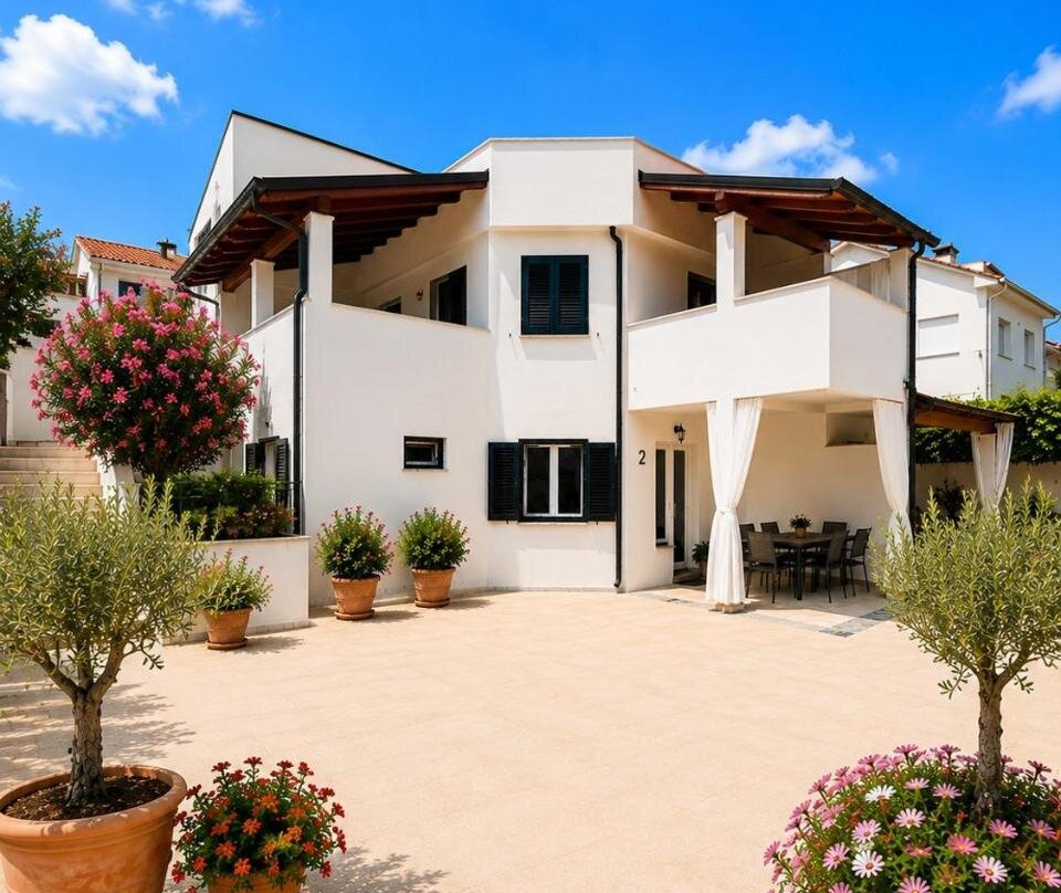 Casa Mira Apartments