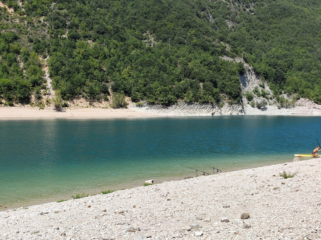 Pieve Torina旅游景点-Lago di Fiastra