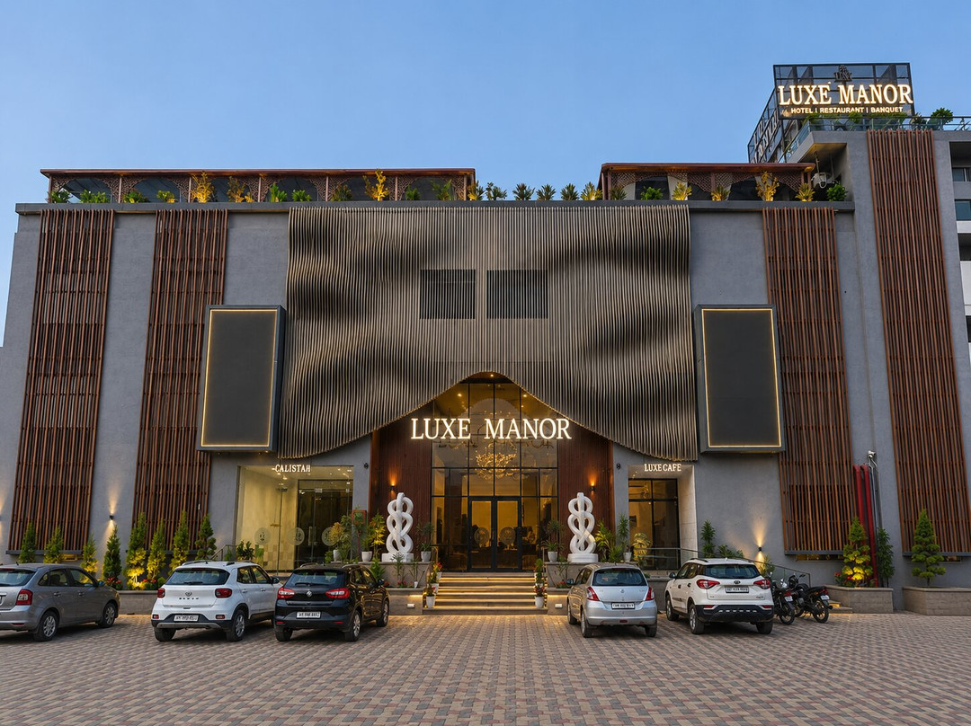 Luxe Manor