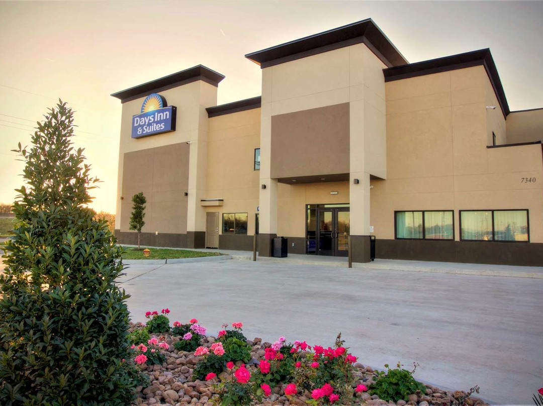 Days Inn & Suites by Wyndham Port Arthur