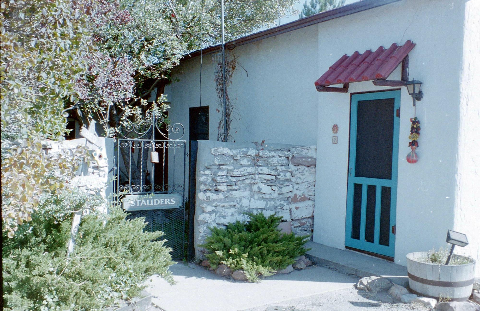 Stauder's Navajo Lodge-客卧