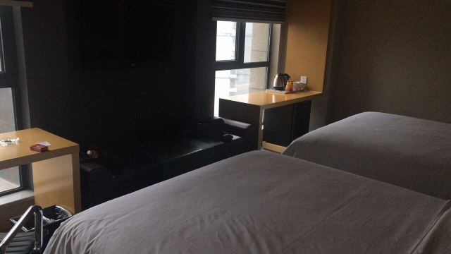 盐城宝龙艺悦精选酒店(高铁站水街店)-客卧