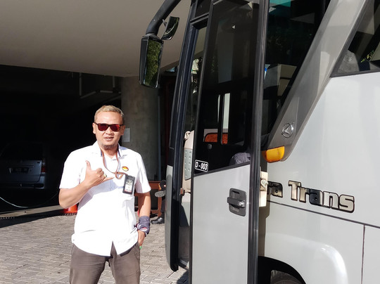 hello bus pariwisata