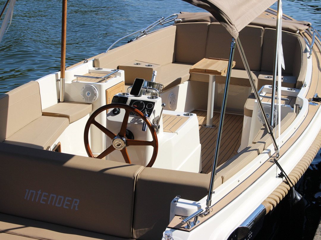 H&W Private Boat Hire Ltd景点图片