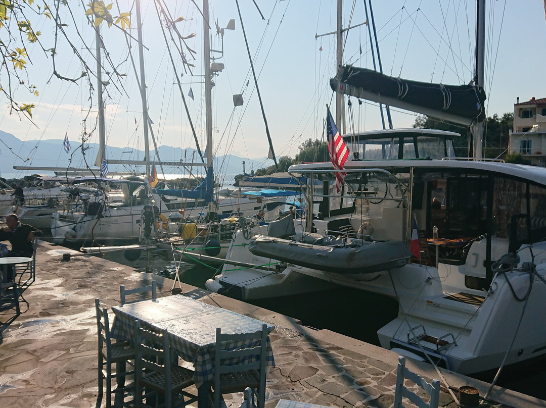 Megalokhorion餐馆和美食-To Vathi Tavern