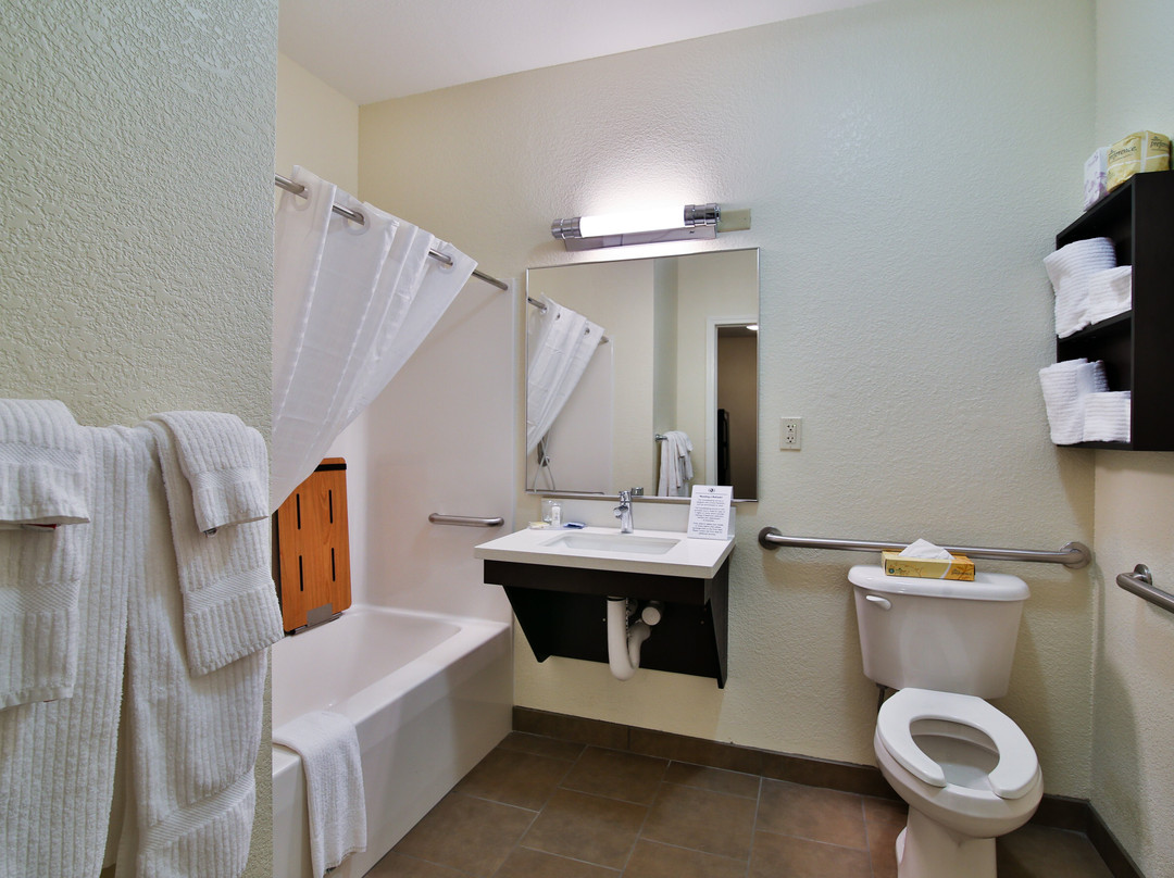 俾斯麦烛木套房酒店主图