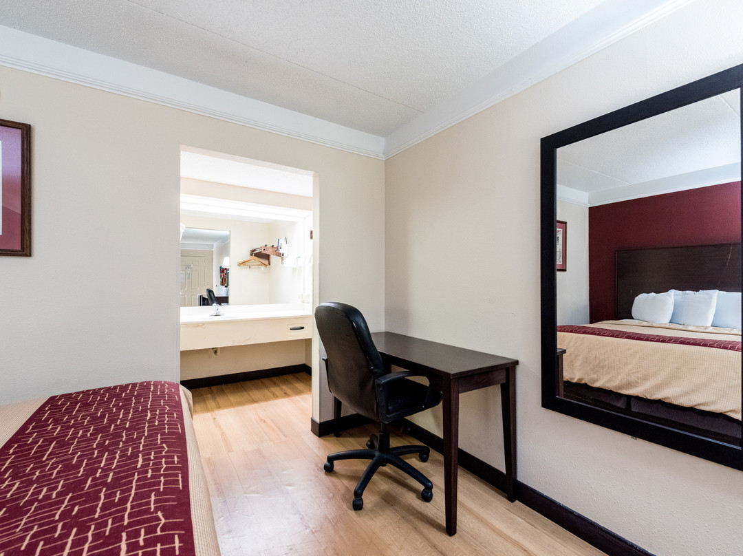 Red Roof Inn & Suites Clinton主图