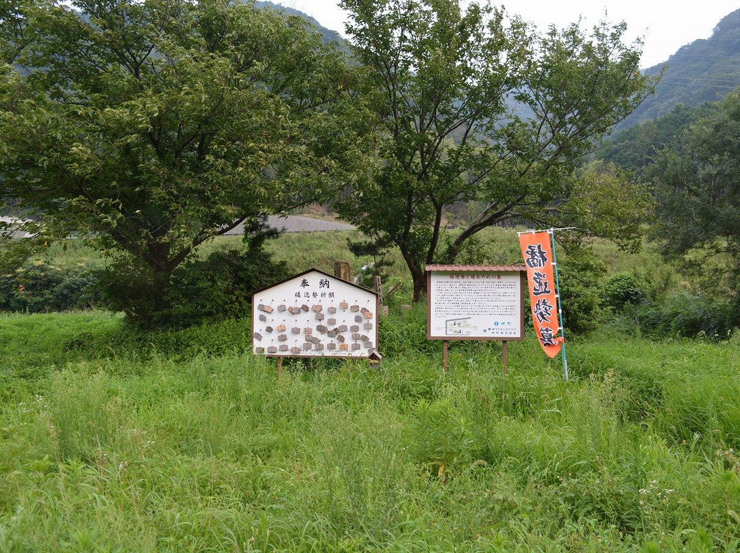 Grave of Tachibanano Hayanari and His Daughter景点图片