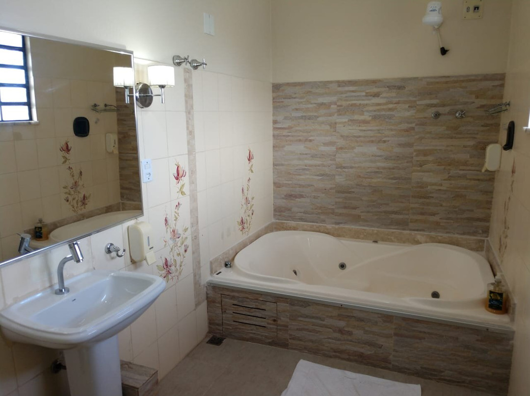 Chez Les Rois Guesthouse主图