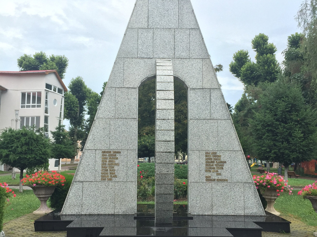 Monument Of The Heroes From WW II景点图片