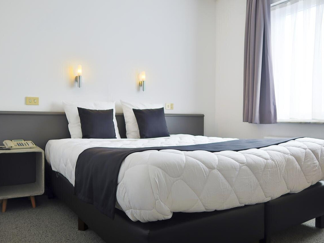 阿多马酒店主图