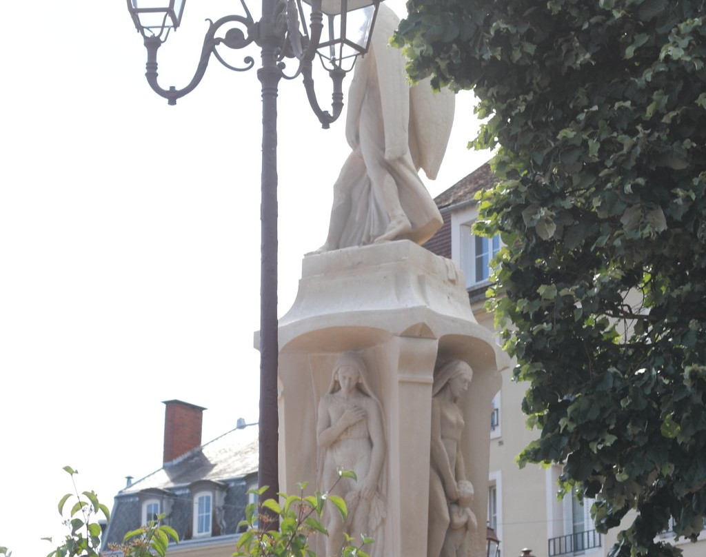 Monument Aux Morts D'autun景点图片