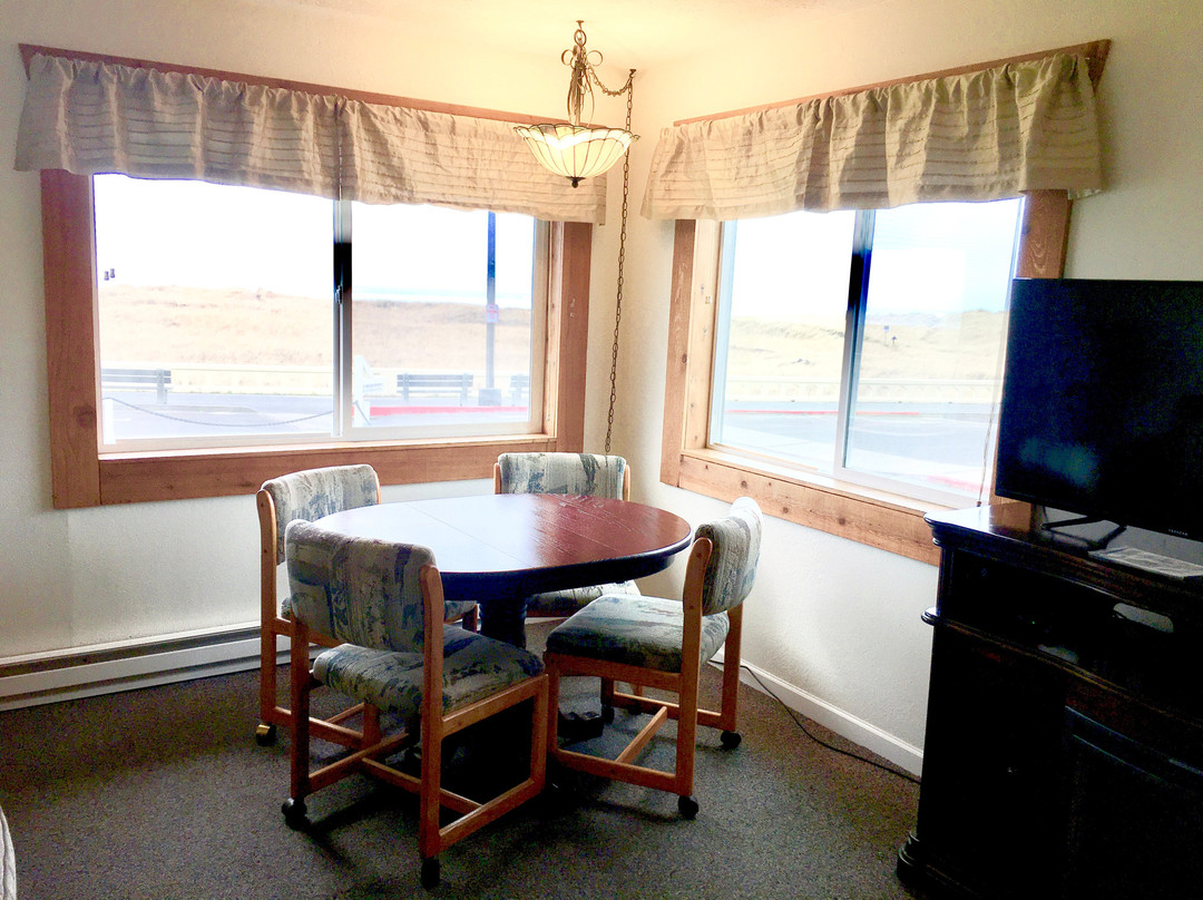 The Tradewinds Condominums主图