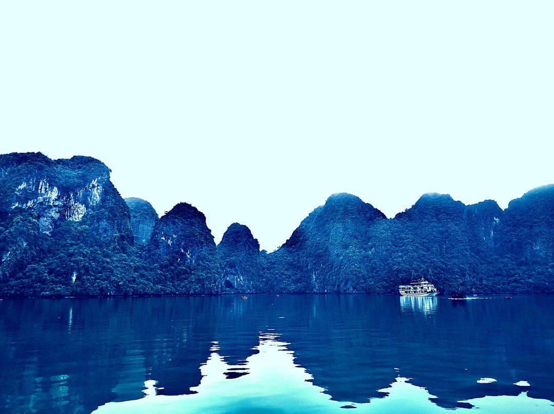 Golden Bay Cruise-下龙湾必去景点