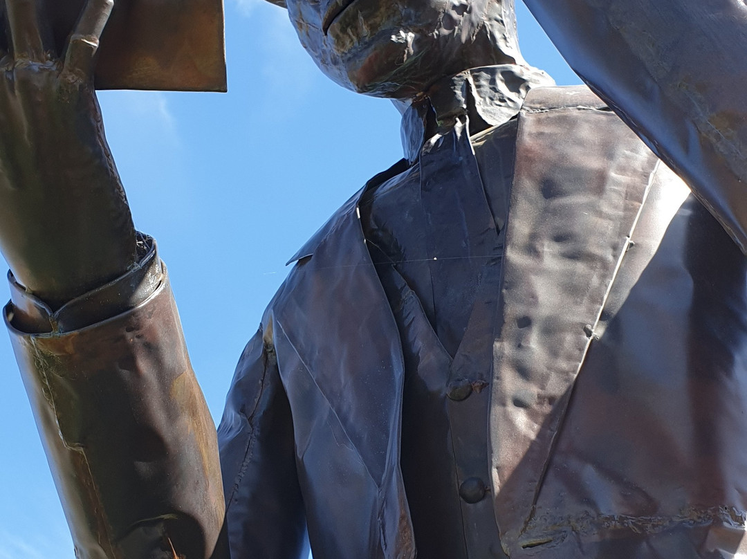 CJ Dennis Statue景点图片