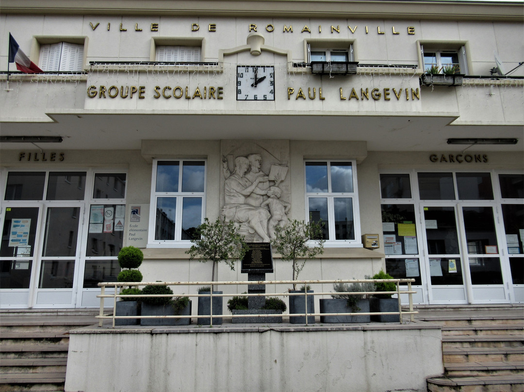 Haut-relief décorant l'entrée du groupe scolaire Paul Langevin
