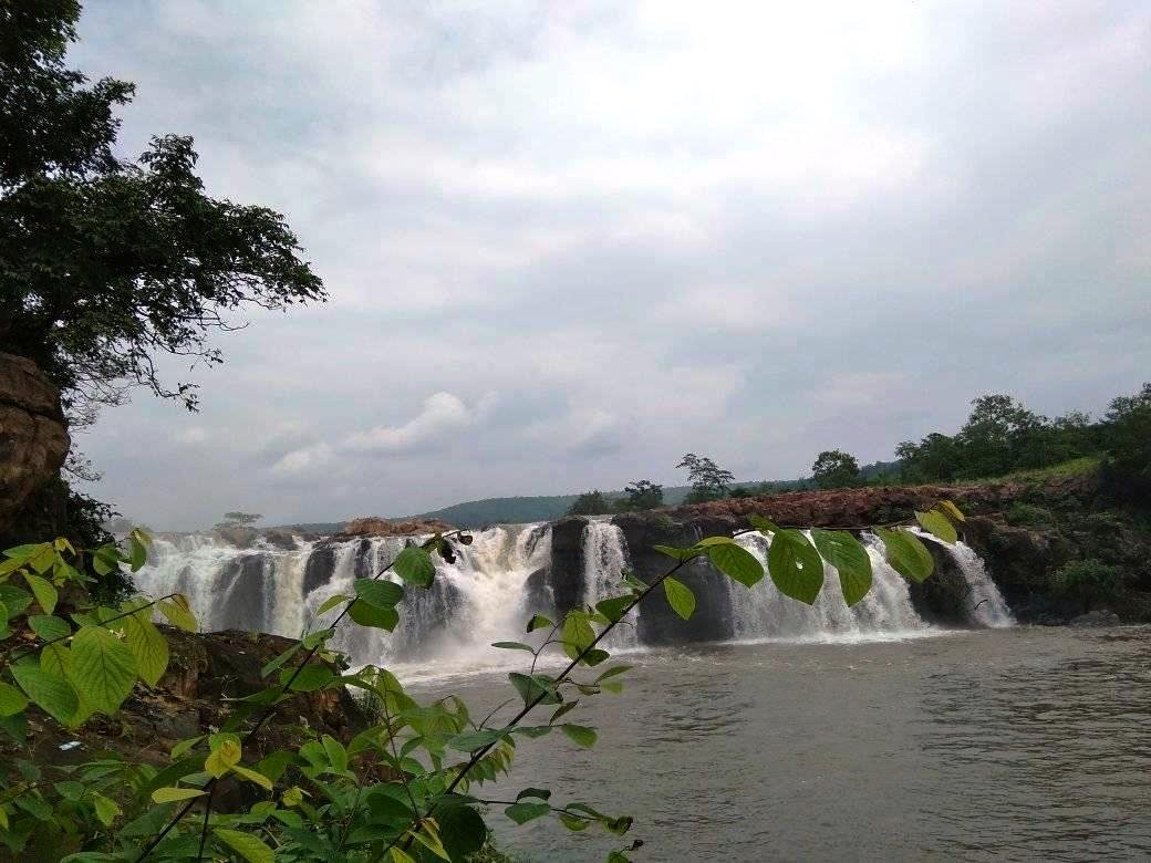 Bogatha Waterfall景点图片