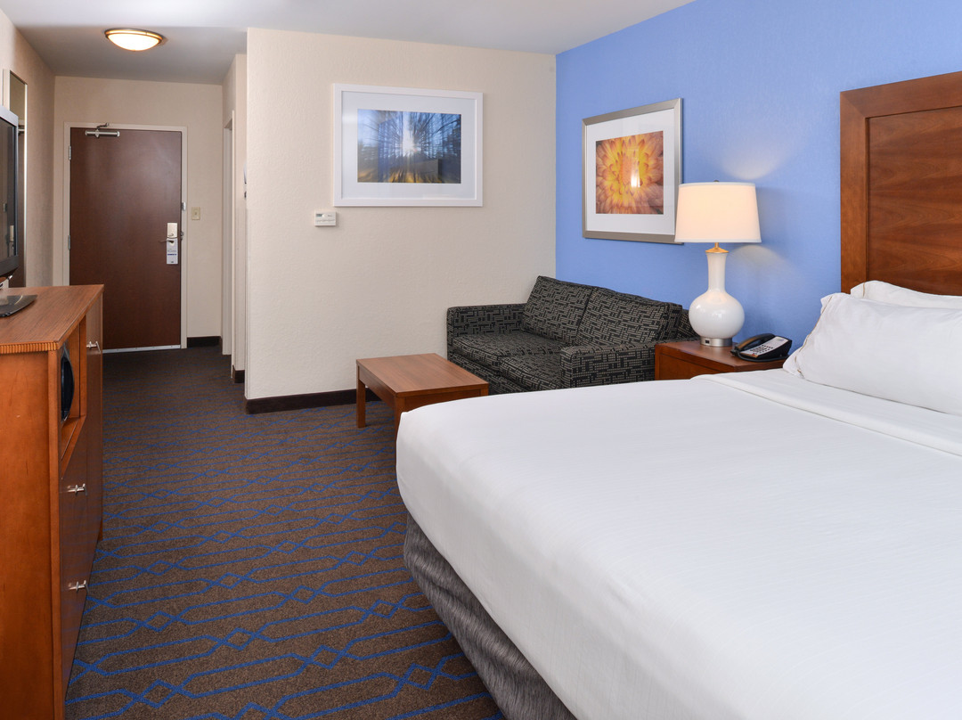 Holiday Inn Express & Suites Terre Haute by IHG主图
