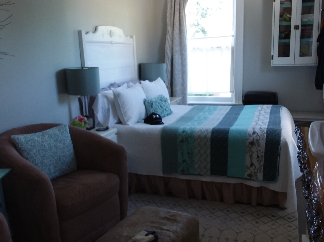 The Beehive Suite主图