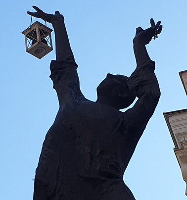 Lamplighter statue-维尔纽斯必去景点