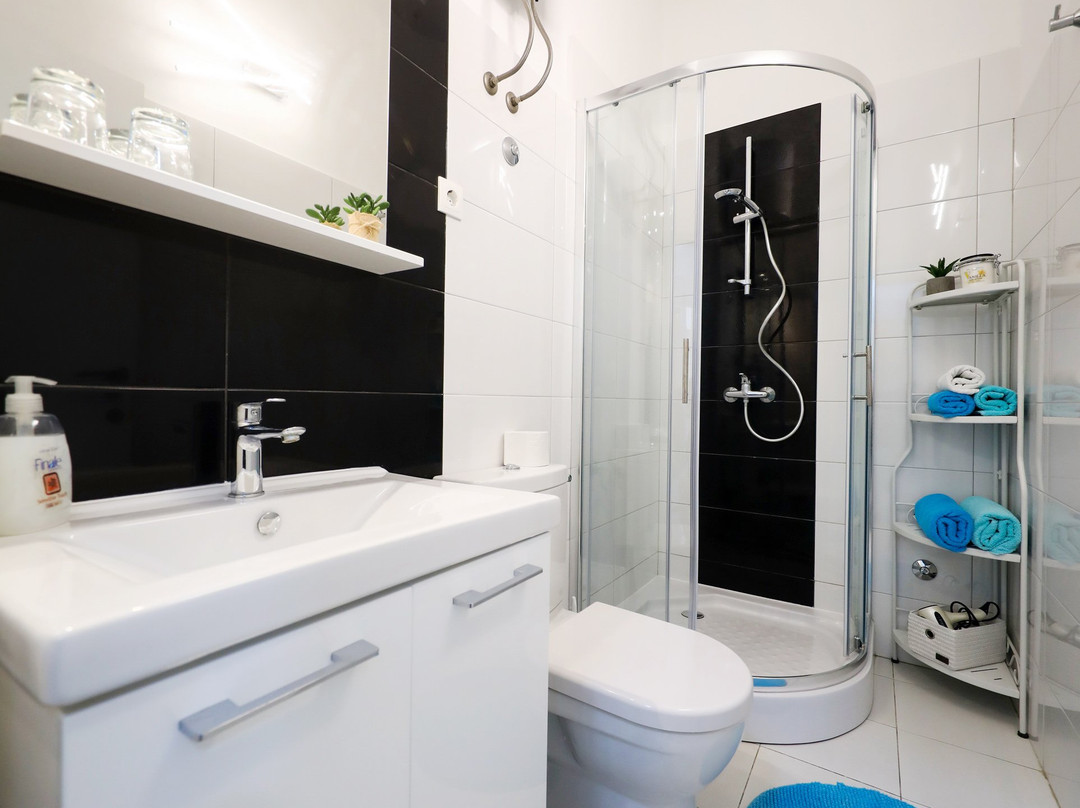 Apartments & Rooms Kolovare Beach主图