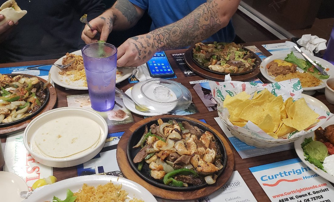 Bison餐馆和美食-La Fiesta Mexican Cafe