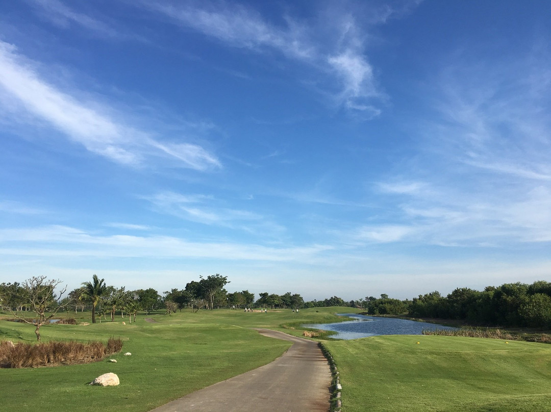 Uniland Golf & Country Club景点图片