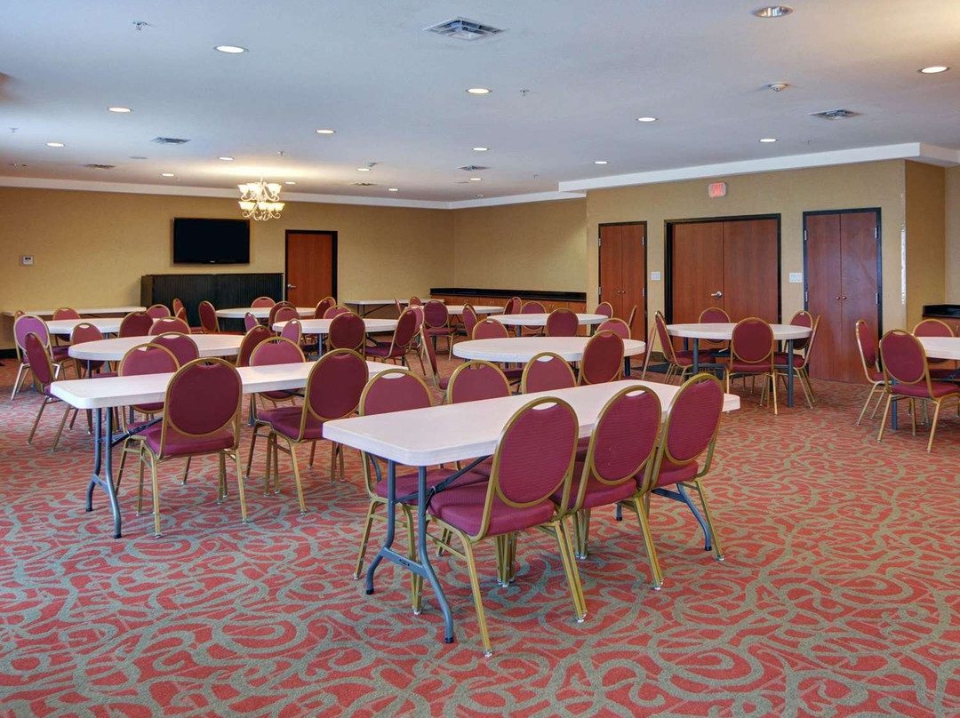 Quality Suites Near Cedar Creek Lake主图