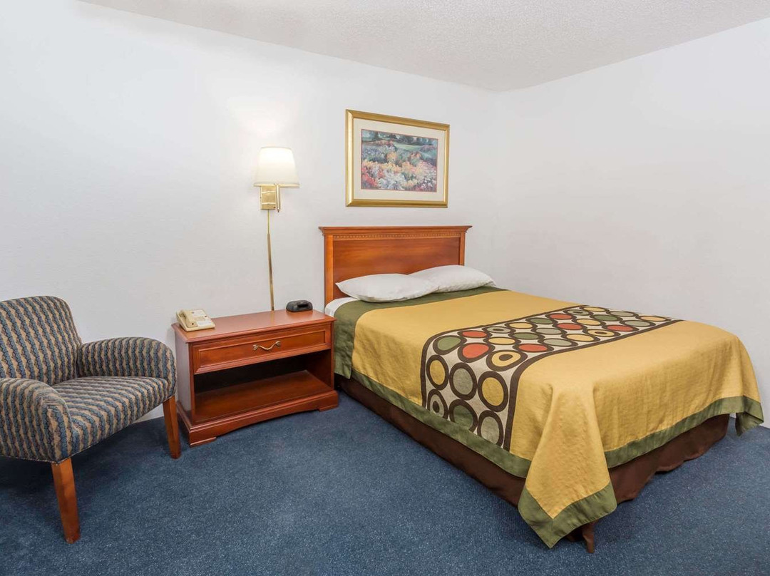 Super 8 by Wyndham Pontiac主图